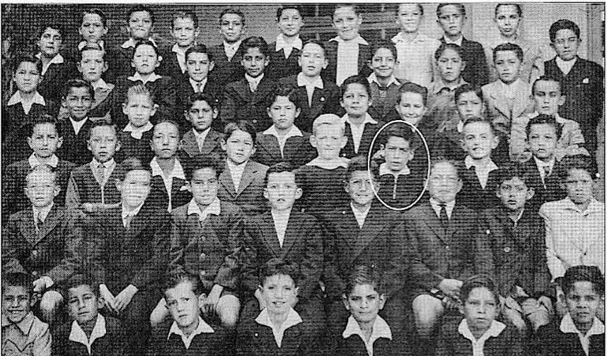 En círculo Mario Vargas Llosa Colegio La Salle de Cochabamba. 4to. Primaria 1945